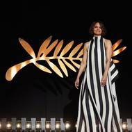 
Halle Berryová podle zahraničních médií připomínala trochu postavu z Beetlejuice, ale musela kvůli novým pravidlům šaty měnit na poslední chvíli. 