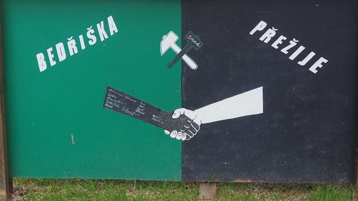 Aktivisté postříkali radnici v ostravských Mariánských Horách hnědou barvou. Viní ji z rasismu