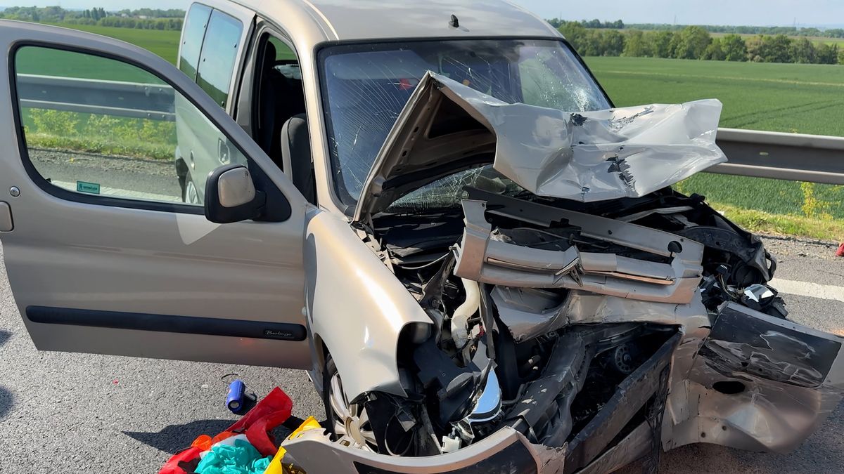 Cizinec u Velvar při předjíždění narazil do svodidel a náklaďáku, čtyři zranění