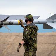 Letadla letí standardně vyzbrojená, připravená k ostré akci. 