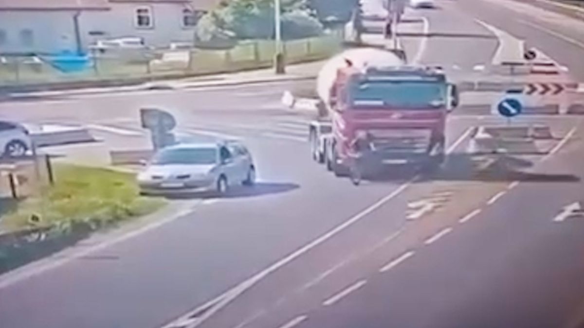 Děsivé video z nehody cyklistky v Žatci. Za výjezdem z kruhového objezdu ji přejel těžkotonážní vůz