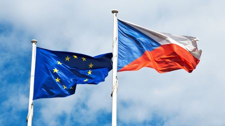 Češi důvěřují EU méně než Slováci i Maďaři. Jsou i méně naklonění pomoci Ukrajině, ukázal nový Eurobarometr