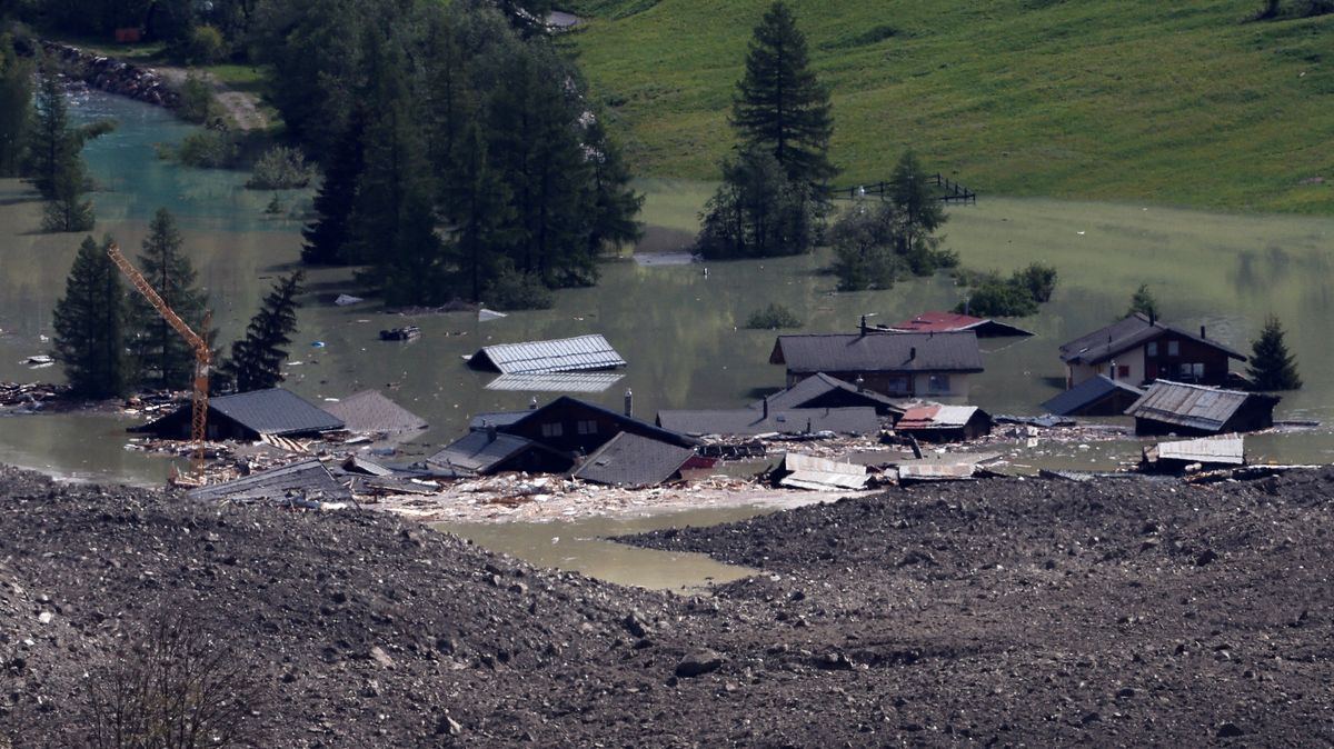 FOTO: Zkáza švýcarské idyly, masivní sesuv půdy pohřbil celou vesnici