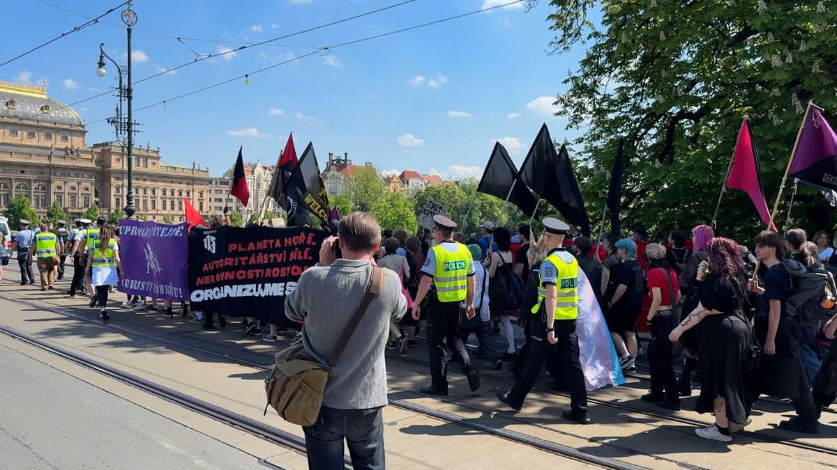 „Vyděsme fašisty“. Anarchisté vyrazili na pochod Prahou