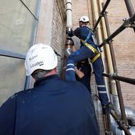 Instalace kamen a komínu je složitý proces. Technici buď použijí stávající otvor, nebo vytvoří dočasný, kterým se zasune kouřovod – obvykle vyrobený z kovu jako je železo nebo ocel. Potrubí vede z kamen ven a vychází skrz taškovou střechu nad náměstím svatého Petra, popisuje stanice BBC.