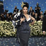 Zpěvačka Nicki Minaj vsadila na komplet s jemným proužkem.