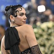 Měla i stylový účes.