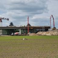 Stavbaři dokončují poslední pole mostu.