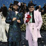 Zpěvák Maluma (vlevo) a módní návrhář Willy Chavarria zapadali svými přezdobenými outfity spíše do loňského tématu Met Gala Zahrada času.