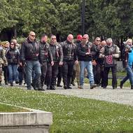 Noční vlci se zastavují na Olšanských hřbitovech, aby položili věnec u pomníku vojákům Rudé armády.