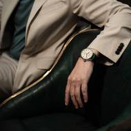 Na výběr je několik barev řemínku, zelené se inspirují koženými sedadly zrestaurovaného modelu.