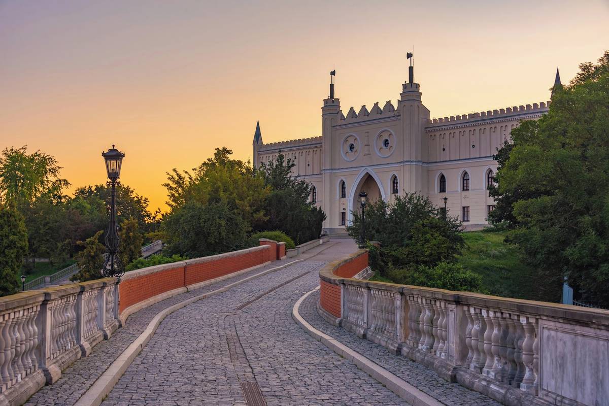 Hrad byl vystavěn podle anglické novogotiky.