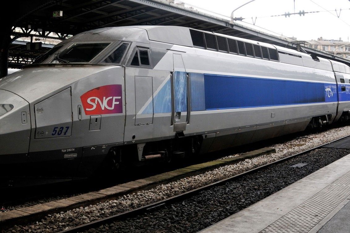 Polák si ustlal ve štěrbině TGV. Po cestě rychlostí 300 km/h skončil v nemocnici