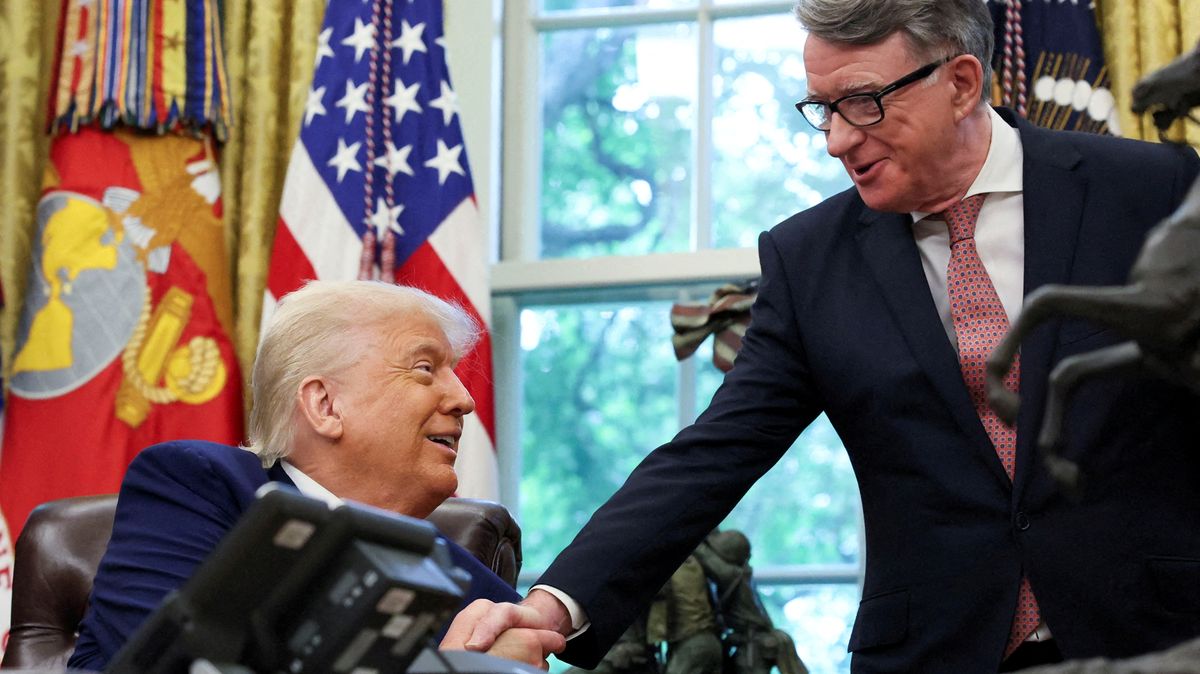 Trump se chlubí dohodou s Británií, která nemění skoro nic. Zato se mu povedlo naštvat automobilky
