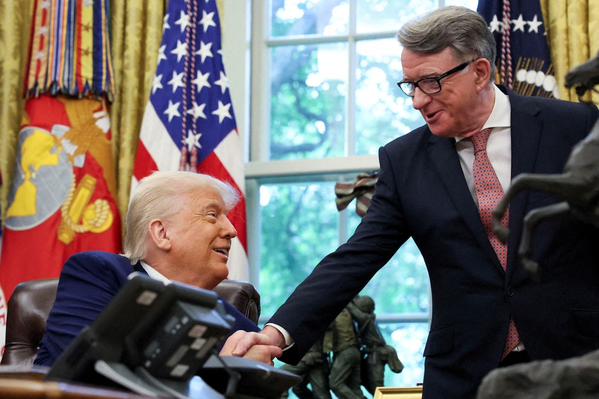 Trump se chlubí dohodou s Británií, která nemění skoro nic. Zato se mu povedlo naštvat automobilky