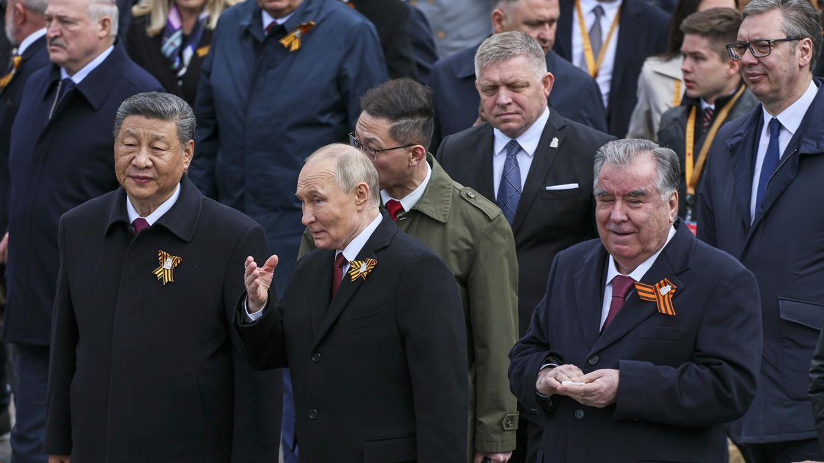FOTO: Fico v Moskvě kousek za Putinem. V přehlídce byly novinky i muzejní kousky