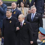 Na fotografiích z ceremoniálu u hrobu neznámého vojína je velmi výrazný i slovenský premiér Robert Fico