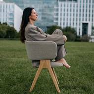 Čalouněná židle Y představuje čistý elegantní design a komfortní sezení pro uživatele. Navrhla Lucie Koldová pro Javorinu