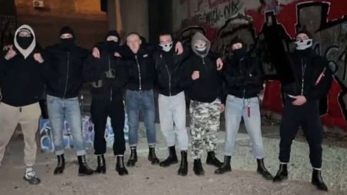 Slovenská policie zadržela přes dvacet neonacistů, v centru Bratislavy napadali Romy a cizince