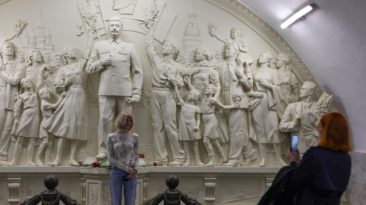 Stalin se vrátil do moskevského metra. V životní velikosti