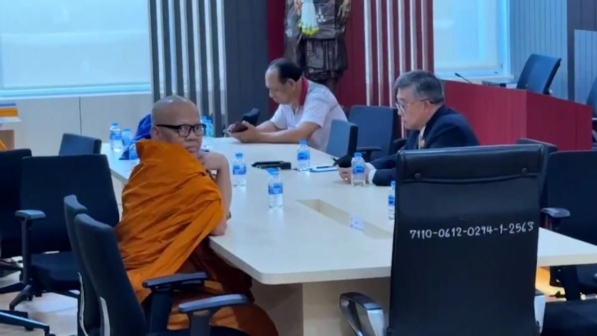 Buddhistický mnich odklonil z chrámu 200 milionů, financoval z nich milenku a hazard