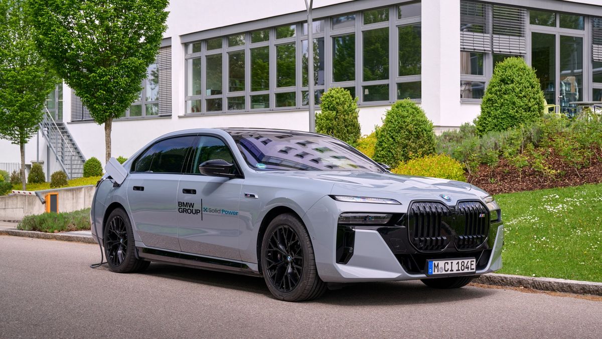 BMW testuje revoluční baterie s pevným elektrolytem v produkčním autě
