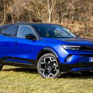 Základem je crossover Opel Mokka, dostupný i v hybridním provedení.
