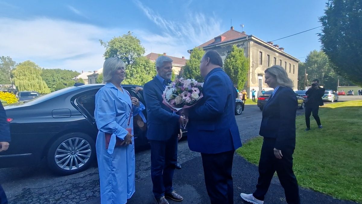 Prezident se v Ostravě sešel s propuštěnými vězni. Nechal se i nafotit dětmi