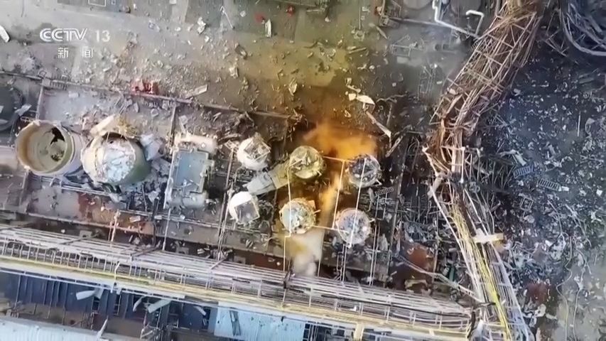 Záběry z dronu na zkázu čínské chemičky. Po výbuchu jsou z ní ruiny