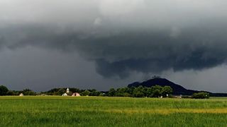 Dramatický přechod bouřkového mračna nad Bezdězem zachytila kamera