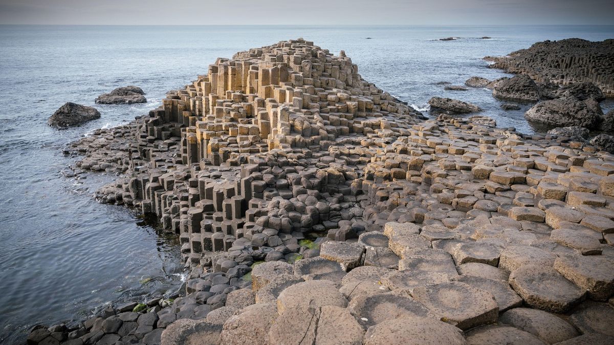 Turisté ničí slavný Obrův chodník, do puklin v čediči strkají mince