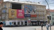 Plzeň v centru zatrhla reklamní plachty na domech i přespříliš křiklavé výlohy