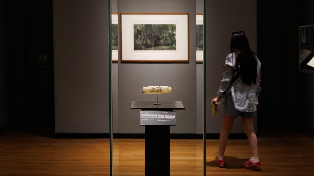 Muzeum vystavilo 200 let starý kondom s kresbou hanbaté jeptišky