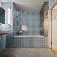 Architekt přesunul v koupelně vanu na opačnou stranu.