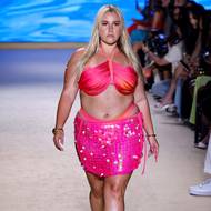 V kolekci Hot Girl Summer Swimwear se výraznými barvami nešetřilo.
