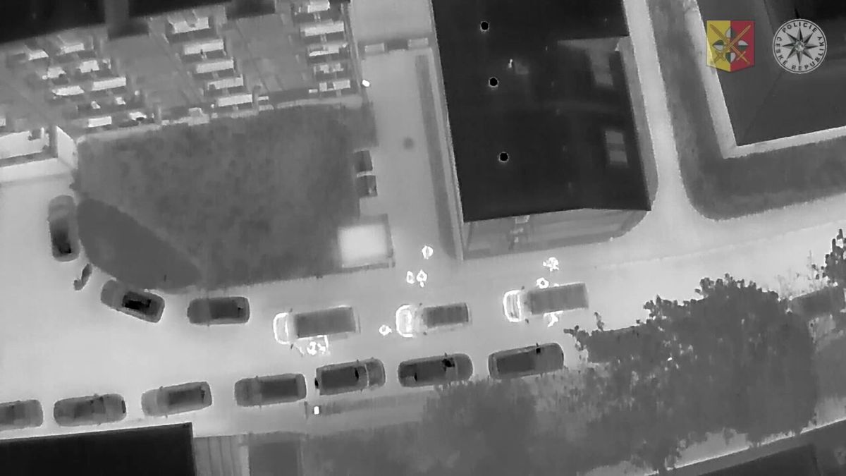 Stopy gangu převaděčů vedly do Česka, jednoho z podezřelých vytáhla z postele zásahovka