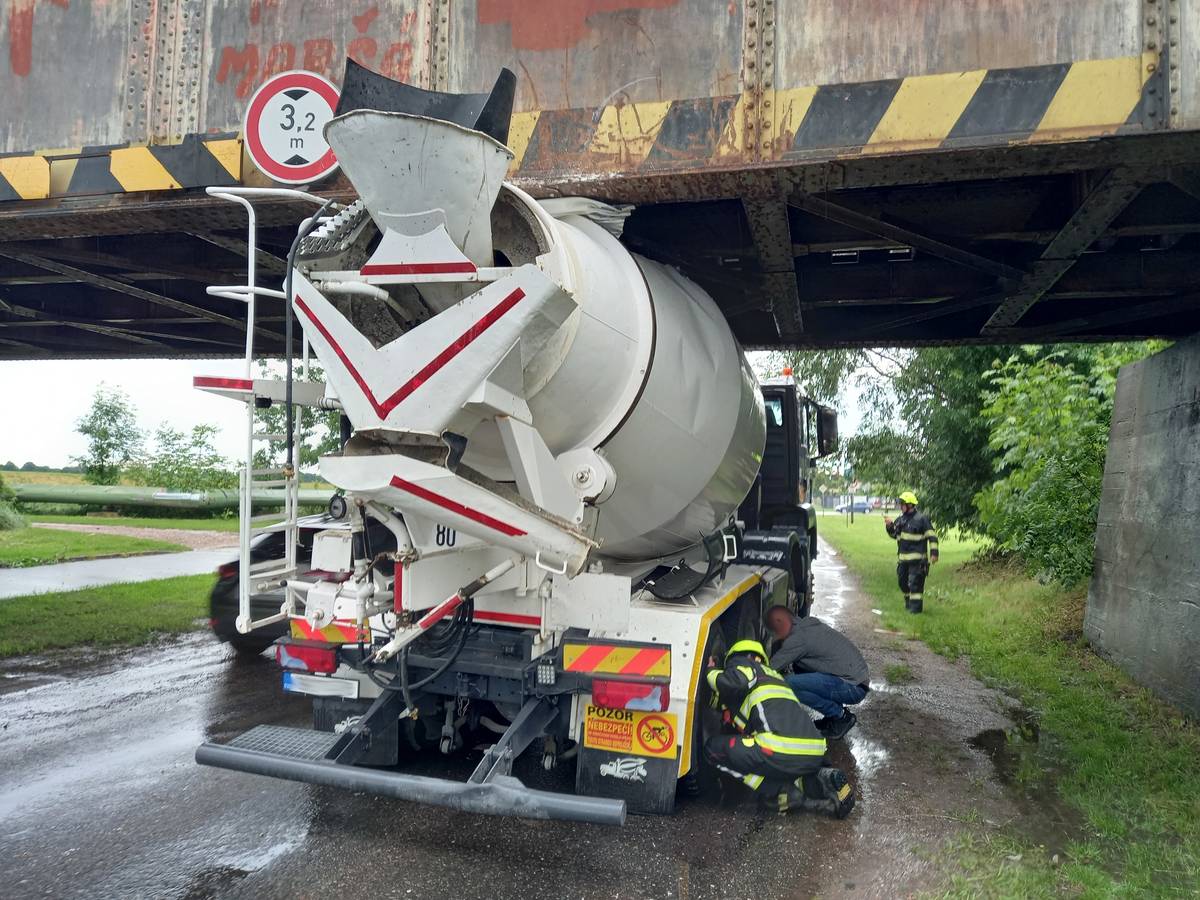 Průjezdná výška je omezena na 3,2 metru.