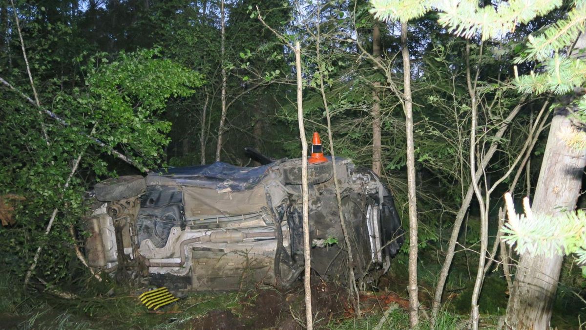 Šofér bez řidičáku na Šumavě vylétl ze silnice a skončil s autem v bažině