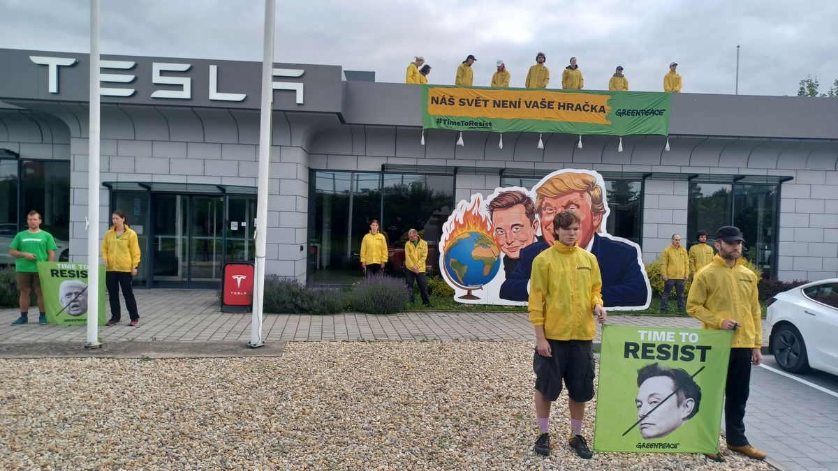 Proti Muskovi a Trumpovi. Demonstranti Greenpeace vylezli na střechu prodejny Tesly v Čestlicích