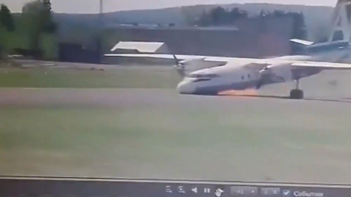 Antonov bez podvozku drhnul čumákem o ranvej, jiskry od něj jen létaly