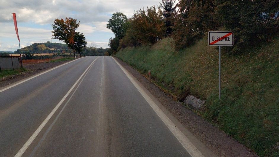 Řidič našel mrtvého muže na silnici na Příbramsku. Ležel vedle skútru