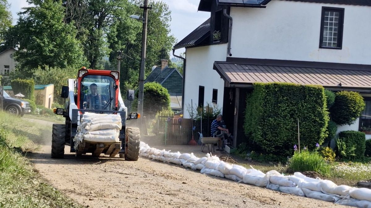 Všichni se teď bojí středy. Tři dny po sobě zatopené Dalešice se chystají se na další přívaly deště a bahna