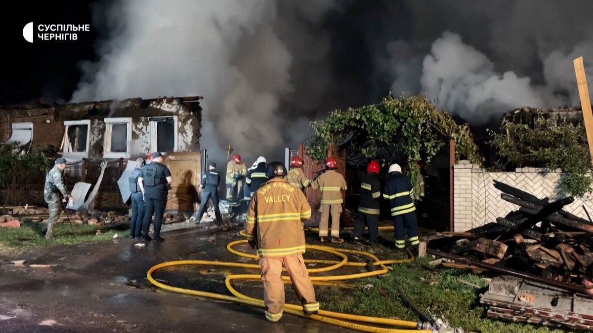 Ruský útok připravil hasiče o celou rodinu. Přivolali ho k troskám vlastního domu