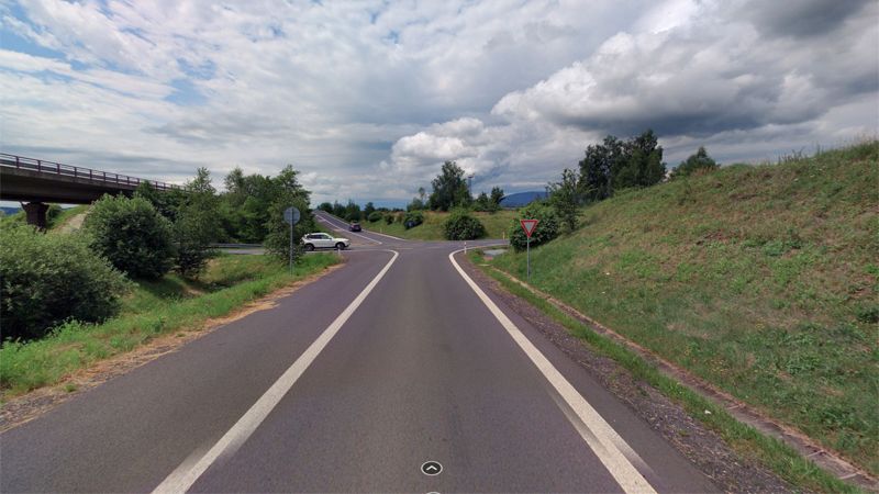Hlavní nebo vedlejší? Na silnici u velké křižovatky na Karlovarsku byly obě značky. Řidiči tam bourají