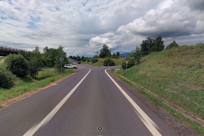 Hlavní, nebo vedlejší? Na silnici u velké křižovatky na Karlovarsku byly obě značky. Řidiči tam bourají
