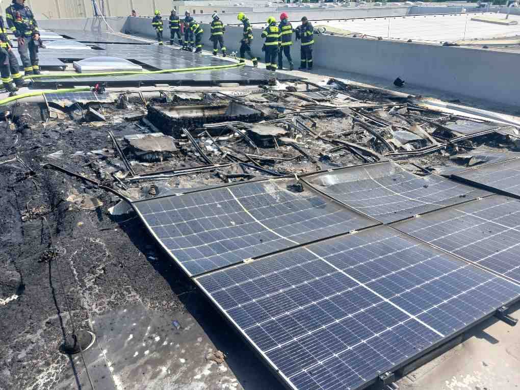Hořet začal fotovoltaický systém.