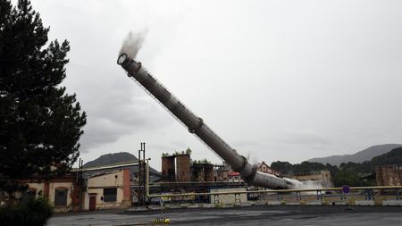 V Ústí nad Labem odstřelovali komín, spadl kousek jinam, než předpokládali