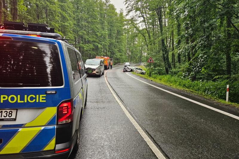 Řidička na Tachovsku dostala smyk a narazila do BMW. Srážku nepřežila
