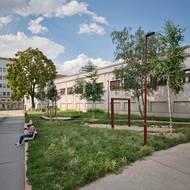 Pestré aktivity naznačují i různé povrchy.