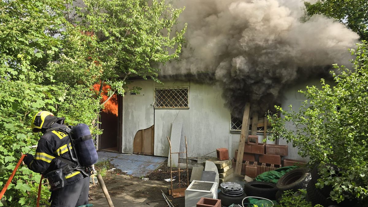 Pražany vyplašil dým nad Prosekem, hořel tam zahradní domek